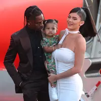 Kylie Jenner dan Travis Scott (FOTO: Splashnews)