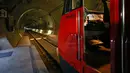 Sebuah kereta uji coba saat berada di terowongan NEAT Gotthard di pegunungan Alpen, Swiss, (10/3). Terowongan yang menembus pegunungan Alpen ini didapuk menjadi terowongan terpanjang di dunia. (REUTERS/Arnd Wiegmann)