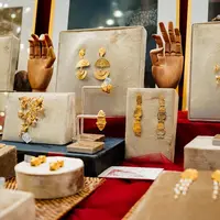 TULOLA menghadirkan tema Evolusi sebagai perayaan perjalanan budaya yang terus berkembang. Terinspirasi dari subeng Bali, koleksi ini mengangkat kisah warisan Nusantara dalam balutan desain yang lebih modern. (Foto/Dok: Fimela.com)