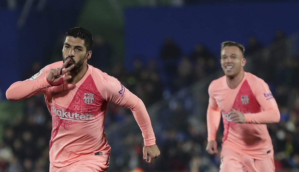 Striker Barcelona, Luis Suarez, melakukan selebrasi usai mencetak gol ke gawang Getafe pada laga La Liga di Stadion Alfonso Perez, Minggu (6/1). Barcelona menang 2-1 atas Getafe. (AP/Manu Fernandez)