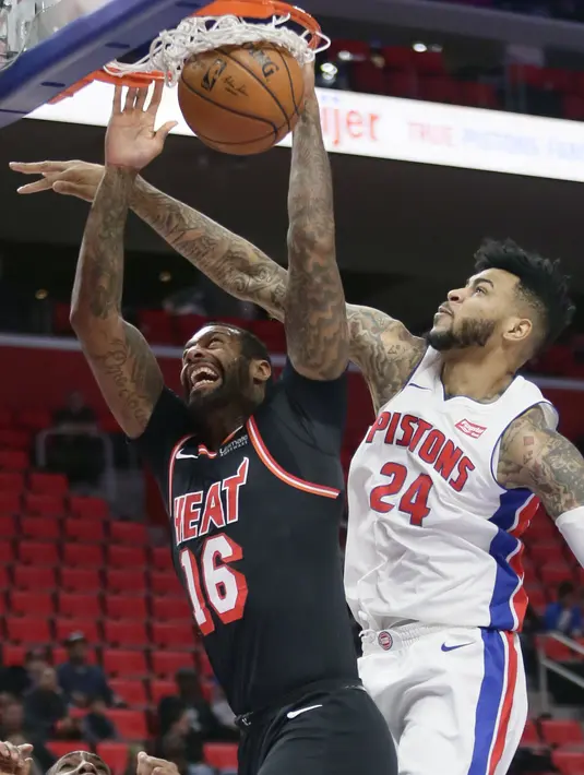 Aksi pemain Miami Heat, James Johnson (16) melakukan dunks saat diadang pemain Detroit Pistons, Eric Moreland (24) pada laga NBA basketball game di Little Caesars Arena, Detroit, (12/11/2017). Detroit Pistons menang 112-103. (AP/Duane Burleson)
