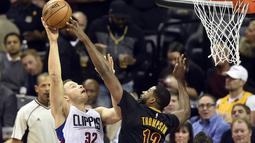 Pemain Cleveland Cavaliers, Tristan Thompson #13 mencoba melakukan blok tembakan pemain LA Clippers, Blake Griffin #32 pada laga NBA 2016-2017 di Quicken Loans Arena, (1/11/2016).  (Reuters/David Richard-USA TODAY Sports)