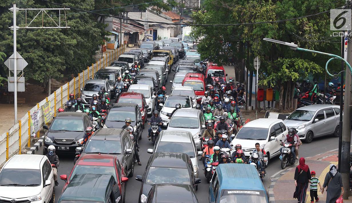 FOTO: Angkot Ngetem Memperparah Kemacetan di Lenteng Agung ...