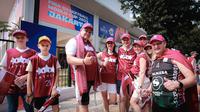 Para suporter Latvia dengan beragam atribut berkumpul di area kompleks Gelora Bung Karno untuk memberi dukungan jelang dimulainya laga perdana Grup H Piala Dunia FIBA 2023 antara Timnas Basket Latvia melawan Timnas Basket Lebanon di Indonesia Arena, Senayan, Jakarta, Jumat (25/08/2023). (Bola.com/Bagaskara Lazuardi)