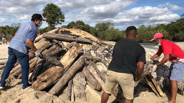 Warga dan petugas BKKPN, membakar seekor baus yang ditemukan membusuk. (Foto Istimewah)