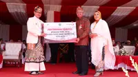 Direktur IT & Digital bankjatim Zulhelfi Abidin menyerahkan bantuan CSR bankjatim ke Pj. Wali Kota Batu Aries Agung Paewai saat peringatan Hari Jati Kota Batu ke-22 Tahun.