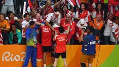 Tontowi Ahmad dan Liliyana Natsir merayakan kemenangan bersama suporter Indonesia usai meraih medali Emas Olimpiade Rio 2016 dari Cabang ganda Campuran Bulutangkis di Stadion Riocentro, Rio de Janeiro, (17/8/2016). (AFP/Ben Stansall)