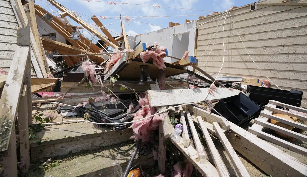 Setidaknya satu orang tewas dan hampir dua lusin terluka dalam badai yang melanda Mississippi pada Minggu malam. (AP Photo/Rogelio V. Solis)