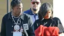 Bahkan Kylie Jenner dan Travis Scott dikabarkan berciuman. (Footwear News)