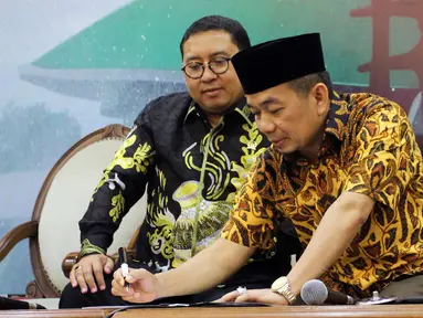 Wakil Ketua DPR dari Fraksi Gerindra Fadli Zon menyaksikan Ketua Fraksi PKS DPR Jazuli Juwaini menandatangani daftar pengusul Pansus Hak Angket Tenaga Kerja Asing saat konferensi pers, Jakarta, Senin (30/4). (Liputan6.com/Johan Tallo)