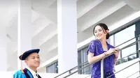 Ia memadukan kebaya kutubaru lengan pendek dengan rok Batik dan heels biru yang senada [@azriel_hermansyah]