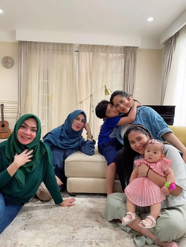 Amy Qanita dan Rieta Amalia mengasuh cucu (Instagram/amy_r_qanita)