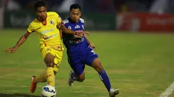 Striker Arema Cronus, Samsul Arif berusaha melewati pemain Sriwijaya FC, Wildansyah pada babak semi final Piala Presiden di Stadion Manahan, Solo, Minggu (11/10/2015). Sriwijaya unggul agregat 3-2. (Bola.com/Nicklas Hanoatubun)