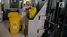 Petugas memasukkan limbah medis untuk proses pembakaran dalam incinerator di RSCM Jakarta, Jumat (26/6/2020). Menteri Lingkungan Hidup, Siti Nurbaya Bakar menyebutkan volume limbah medis infeksius di seluruh Indonesia hingga 8 Juni 2020 mencapai lebih dari 1.100 ton. (Liputan6.com/Herman Zakharia)