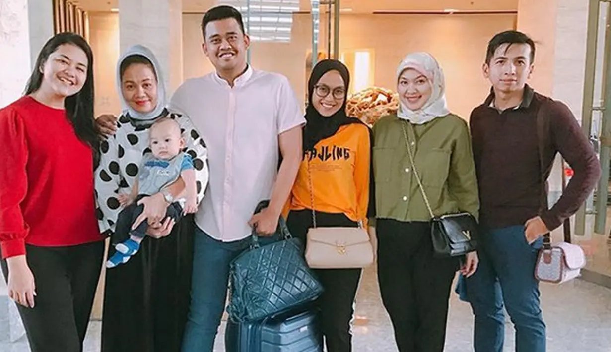 Usai Bobby Nasution dan Kahiyang Ayu resmi menikah di kota Solo pada 8 November 2017 lalu, keluarga Bobby pun sekarang ini sudah kembali meninggalkan kota Solo. Seperti yang terlihat dalam foto yang diunggah Poppy Dewinta. (Instagram/poppydewinta)