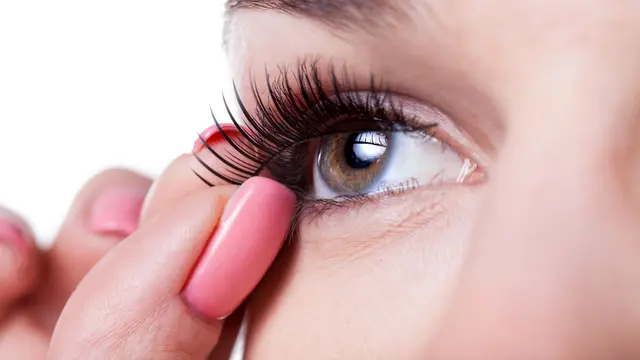 Tips Menghapus Makeup Mata agar Wajah Bersih Optimal