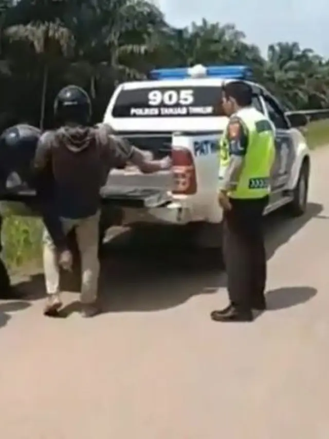 Pemotor bonceng tiga di Jambi yang jadi viral (@satlantas_tanjabtimur)