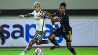 Winger Persib Bandung, Ciro Alves mencoba melewati hadangan dari bek sayap Dewa United, Miftah Anwar Sani dalam laga pekan ke-14 BRI Liga 1, Rabu (14/12/2022) di Stadion Manahan. (Dok. Persib Bandung)