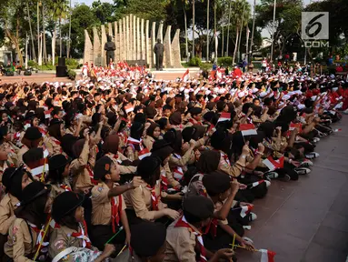 Ratusan anggota Pramuka berkumpul di depan tugu Proklamator, Jakarta, Rabu (16/8). Jelang perayaan HUT RI ke-72, ratusan pelajar melakukan napak tilas perjuangan kemerdekaan. (Liputan6.com/Helmi Fithriansyah) 