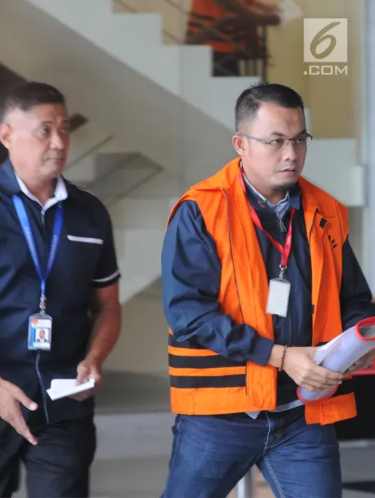 Anggota DPRD Lampung Nonaktif Agus Bhakti Nugroho saat akan menjalani pemeriksaan lanjutan di Gedung KPK, Jakarta, Kamis (6/9). Agus diduga menerima suap proyek infrastruktur di kawasan Lampung Selatan. (Merdeka.com/Dwi Narwoko)