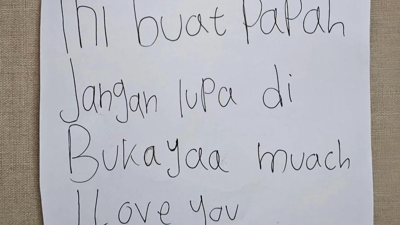 Surat tersebut bukan berasal dari sang istri. Surat cinta ini rupanya ditulis langsung oleh gadis kecilnya. "Ini buat papah. Jangan lupa di buka yaa, muach. I Love you," tulis gadis kecilnya.<br>