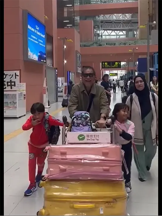 Aktor senior Deddy Mizwar menikmati liburan bersama keluarga. Selain bersama istri, juga membawa ketiga cucunya. Berikut momen liburan Deddy dengan tiga cucu yang menurutnya penuh gaya. [Instagram/deddy_mizwar]