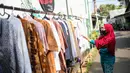 Warga memilih pakaian bekas layak pakai hasil sumbangan di RT 02 RW 04, Kelurahan Jati Padang, Jakarta, Jumat (22/5/2020). Pakaian bekas layak pakai serta sayur mayur disediakan bagi warga terdampak Pembatasan Sosial Berskala Besar (PSBB) untuk pencegahan COVID-19. (Liputan6.com/Faizal Fanani)