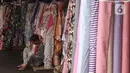 Pekerja menunggu pembeli di Pasar Cipadu, Tangerang, Selasa (2/3/2021). Pandemi Covid-19 membuat industri tekstil dan pakaian jadi mengalami pertumbuhan negatif 8, 8% sepanjang 2020, bahkan pandemi membuat tenaga kerja di sektor industri tekstil berkurang hingga 13%. (Liputan6.com/Angga Yuniar)