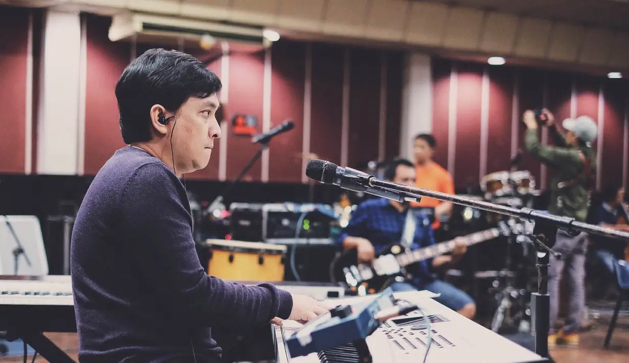 Yovie Widianto saat melakukan latihan bersama personel Kahitna. (Desmond Manullang/Bintang.com)