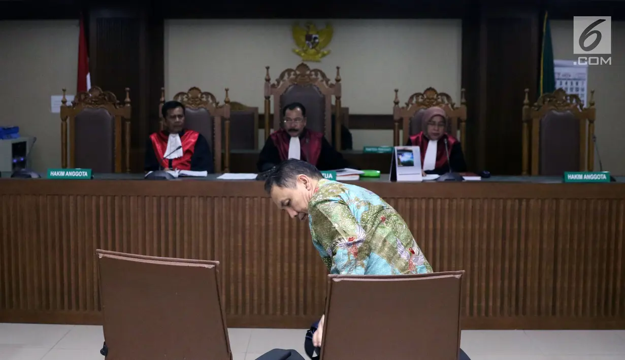 Terdakwa suap proyek Kementerian PUPR tahun 2016, Rudi Erawan bersiap menjalani sidang lanjutan di Pengadilan Tipikor, Jakarta, Rabu (1/8). Sidang mendengar keterangan saksi ahli meringankan. (Liputan6.com/Helmi Fithriansyah)