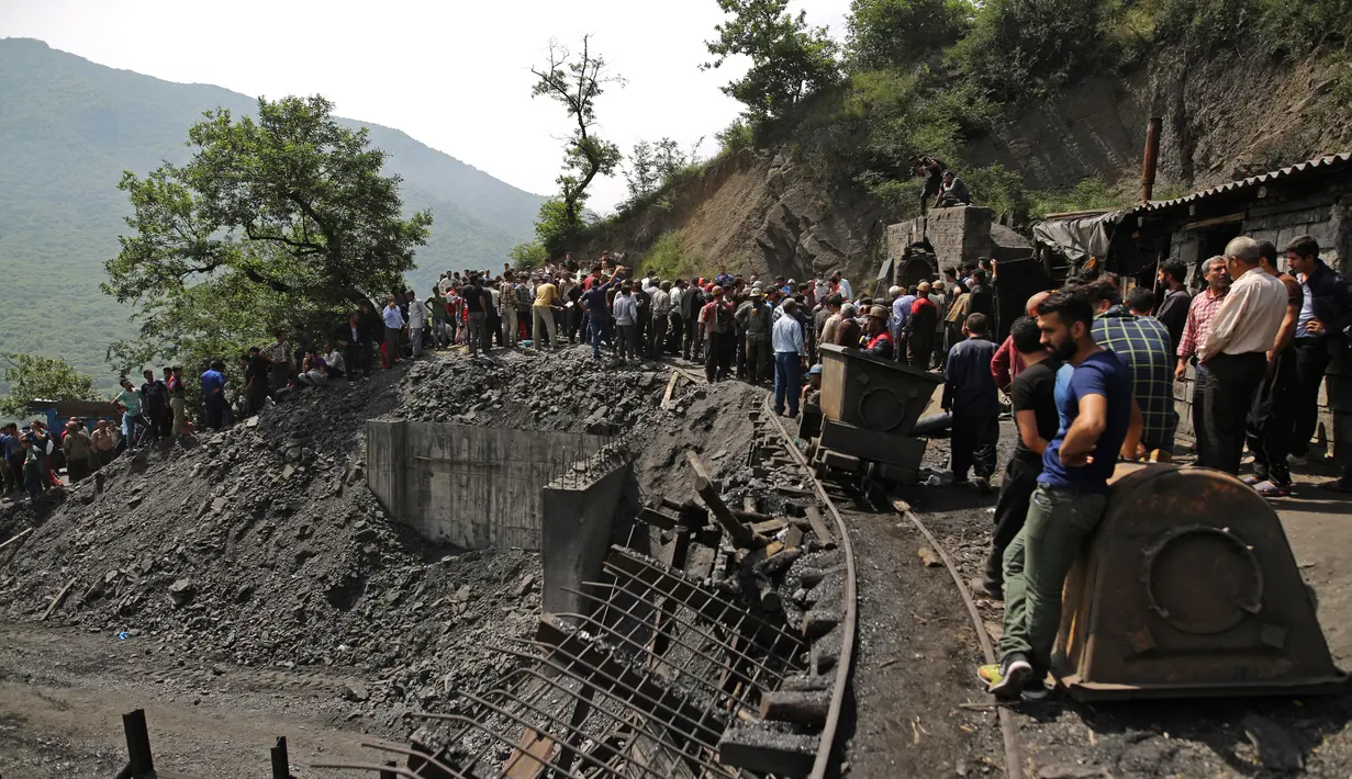 Sejumlah warga dan petugas penyelamat berkumpul untuk memberi bantuan kepada penambang batu bara yang terjebak di tambang di Azadshahr, Iran (3/5). Akibat ledakan ini puluhan pekerja terjebak di dalam tambang. (Mostafa Hassanzadeh/Tasnim News/AFP)