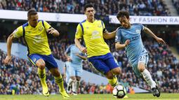 Gelandang Manchester City, David Silva, berusaha melewati gelandang Everton, Gareth Barry, pada laga Premier League di Stadion Ettihad, Manchester, Sabtu (15/10/2016). Kedua tim bermain imbang 1-1. (Reuters/Jason Cairnduff)