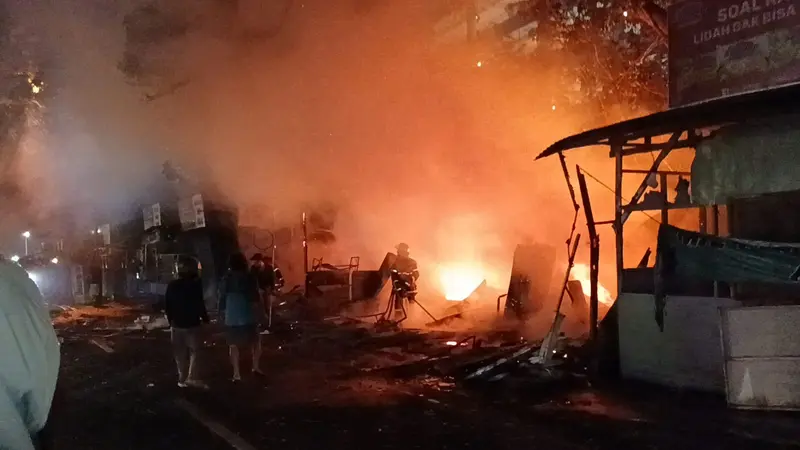 Kebakaran kembali terjadi di wilayah Depok, tepatnya di Jalan Raya Bogor, Sabtu malam (28/7/2024). Api menghanguskan sebuah bengkel dan warung semi permanen. (Liputan6.com/Dicky Agung Prihanto)