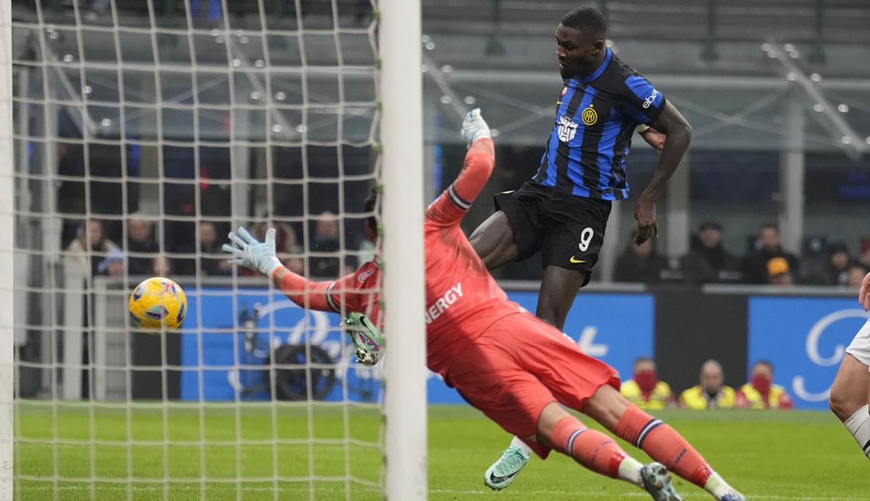 Pemain Inter Milan, Marcus Thuram, mencetak gol ke gawang Udiniese pada giornata ke-15 Serie A 2023/2024 di Stadion Giuseppe Meazza, Milan, Minggu (10/12/2023). Gol-gol kemenangan Inter dipersembahkan oleh Hakan Calhanoglu, Federico Dimarco dan Marcus Thuram di babak pertama. Sementara di babak kedua, Lautaro Martinez mencetak satu gol bagi Inter. (AP Photo/Antonio Calanni)