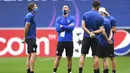 Para pemain Atalanta melihat suasana stadion Da Luz di Lisbon, Selasa (11/8/2020).  Atalanta akan bertanding melawan PSG pada perempat final Liga Champions di stadion Da Luz, Lisbon, Portugal. (David Ramos/Pool via AP)