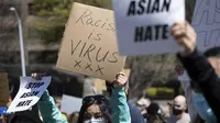 Mai Wright memegang poster saat unjuk rasa "Stop Asian Hate" di luar Gedung Kongres Georgia di Atlanta, Sabtu (20/3/2021). Ratusan demonstran berkumpul mendukung komunitas Asia-Amerika setelah penembakan tempat spa yang menewaskan 8 orang, termasuk di antaranya 6 wanita Asia. (AP Photo/Ben Gray)