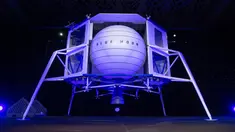 Blue Moon, kendaraan khusus untuk menjelajahi bulan, setelah diperkenalkan oleh CEO Amazon Jeff Bezos pada acara Blue Origin di Washington, 9 Mei 2019. Kapal ini memiliki berat lebih dari tiga metrik ton kosong dan mampu membawa 3,6 ton ke permukaan bulan.  (SAUL LOEB / AFP)