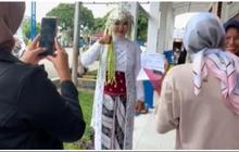 Momen Mahasiswi UT Ujian Pakai Baju Pengantin Ini Viral, Curi Perhatian