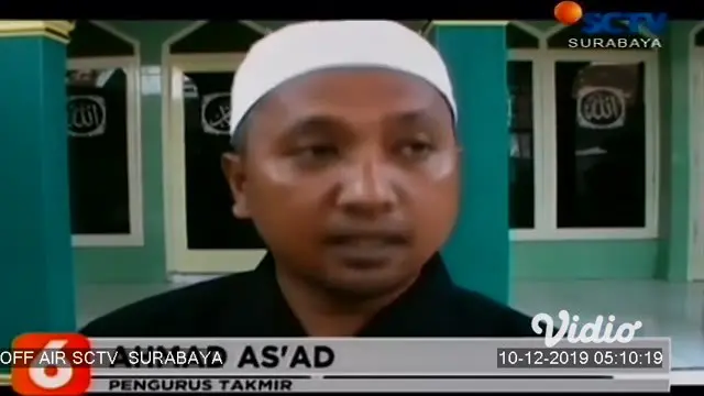 Seorang remaja 13 tahun berinisial ZF tertangkap tangan saat mencuri kotak amal sebuah musholla di Kabupaten Tuban, Jawa Timur. Saat diinterogasi alasannya bikin geleng kepala. Dia nekat mencuri kotak amal untuk biaya servis ponselnya yang rusak.