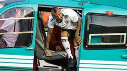 Arturo Vidal turun dari helikopter saat diperkenalkan sebagai pemain baru klub Liga Chile, Colo-Colo di Stadion Monumental David Arellano, Chili, Jumat (2/2/2024) WIB. (AP Photo/Esteban Felix)
