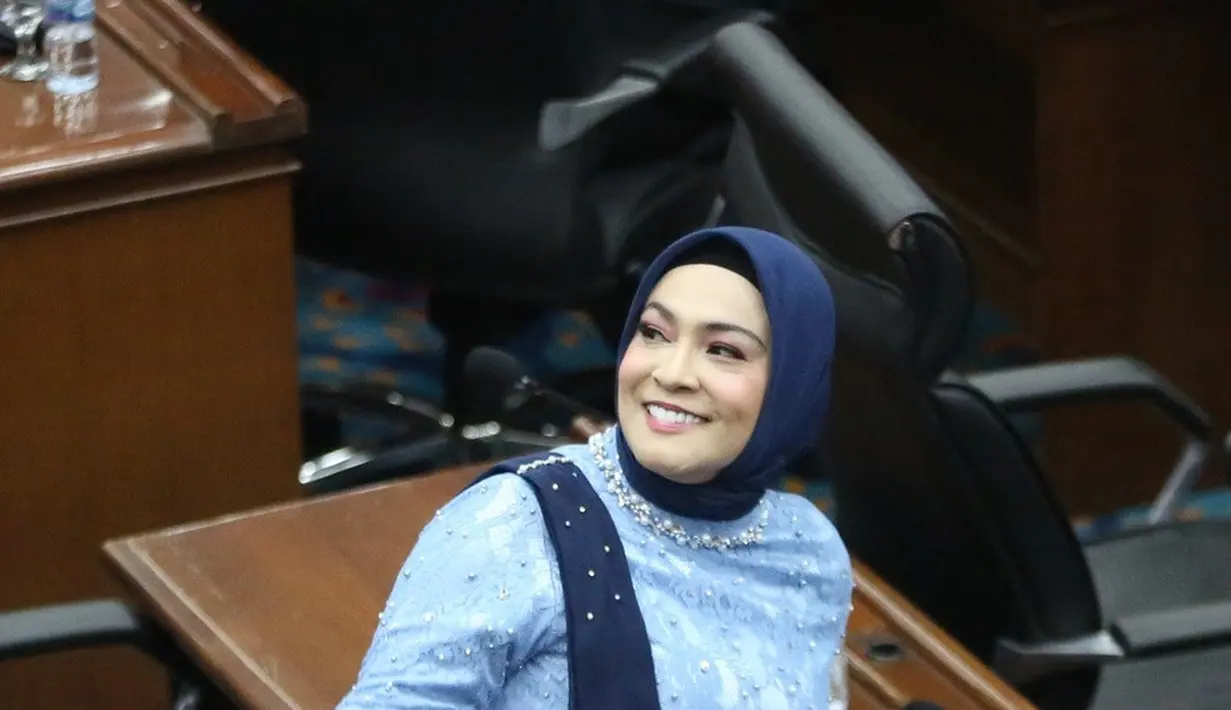 Sebagai suami, Uya Kuya memberikan dukungan penuh kepada istrinya. Ia menyebut bahwa msayarakat sekarang makin cerdas dalam memilih [KapanLagi.com®/Budy Santoso]