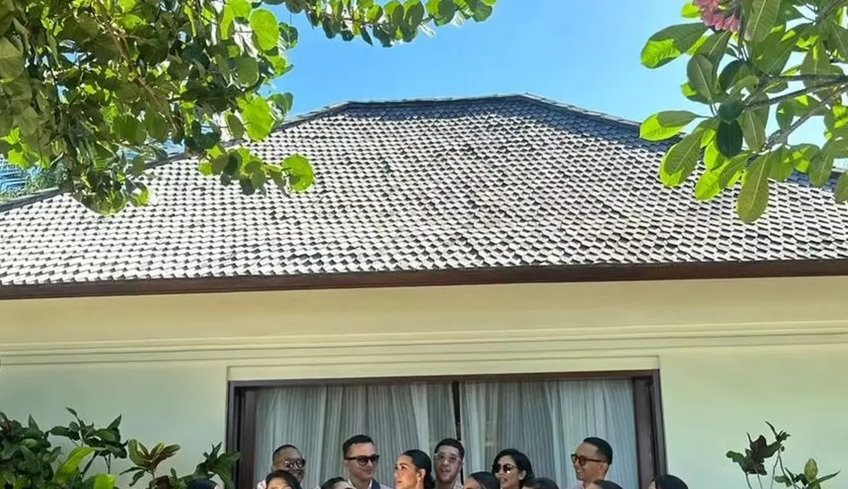 Bersama dengan beberapa bridesmaid dan groomsmen lainnya, Dian Sastro tampil kompak mengenakan gaun berwarna merah muda yang cantik. Foto: Instagram.
