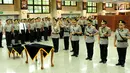 Lima kapolda diambil sumpahnya upacara pelantikan Jabatan di Gedung Rupatama Mabes Polri, Jakarta, Selasa (5/9). Selain lima Kapolda, Kapolri Jenderal Tito Karnavian juga menaikkan pangkat 11 orang pejabat tinggi Polri lainnya. (Liputan6.com/Helmi Afandi)