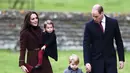 Masih dalam suasana Natal, kali ini datang dari keluarga kecil Pangeran William bersama istri dan kedua anaknya yang menggemaskan, Prince George dan Princess Charlotte. Kedamaian tampak menyelimuti keluarga kerajaan itu. (AFP/Bintang.com)