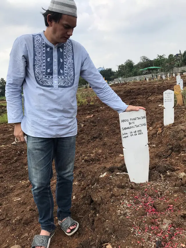 7 Potret Ikke Nurjanah Ziarah Ke Makam Ayah Usai 7 Hari Pamakaman