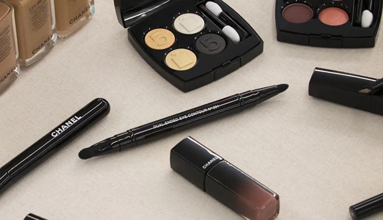 Warna peach dengan sedikit kilau perunggu memberi latar belakang pada pahatan eye liner yang tajam (Foto: Chanel)