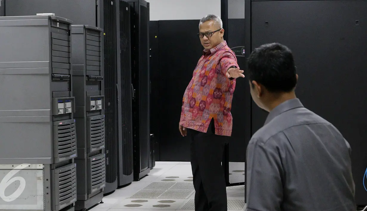 Ketua KPU Arief Budiman mengecek Bank Data Komisi Pemilihan Umum di Jakarta, Senin (15/5). Tak kurang dari 150 negara terkena dampak ransomware yang mengunci sistem komputer ini, termasuk Indonesia. (Liputan6.com/Johan Tallo)