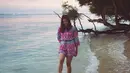 Coba lihat, saat di Pantai Biby memakai short jumpsuitnya yang bermotif etnik. Ia membiarkan rambutnya terurai begitu saja dengan menjepit bagian poninya. (Instagram/Bibyalraen13)