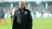 Hodgson Khawatirkan Cedera Sturridge