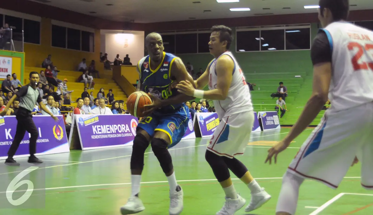 Dua pemain Stadium mencoba menghalangi Jamal Tiras Wade (Satria Muda Pertamina –  kiri) saat laga Perbasi Cup 2016 di GOR Soemantri Brodjonegoro, Jakarta, Selasa (25/10). Satria menang telak 73-59. (Liputan6.com/Helmi Fithriansyah)